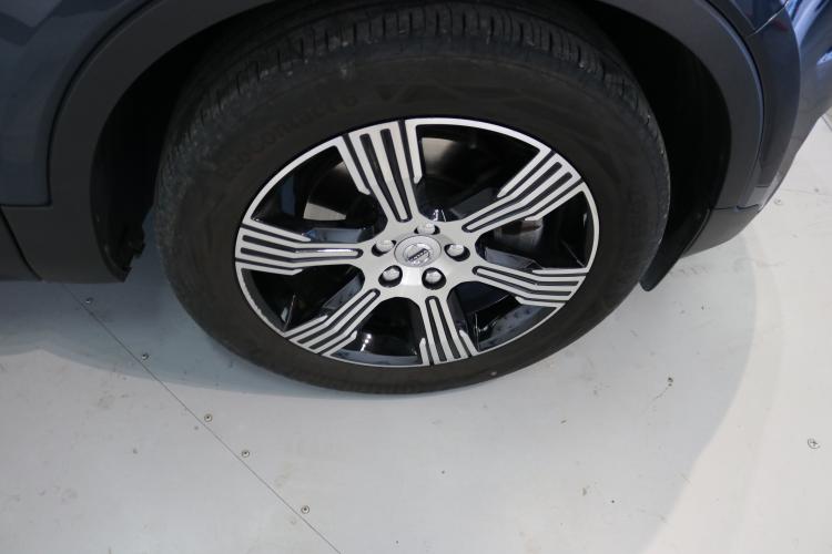 XC40 B4 Benzin Mild Hybrid AWD Momentum Geartronic