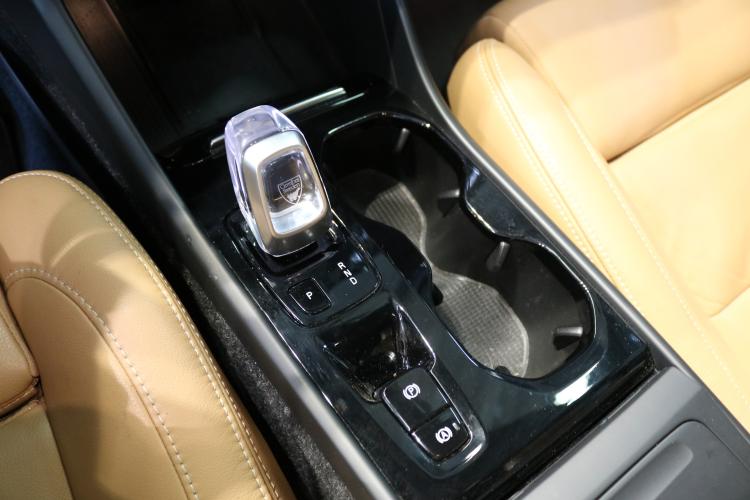 XC40 B4 Benzin Mild Hybrid AWD Momentum Geartronic