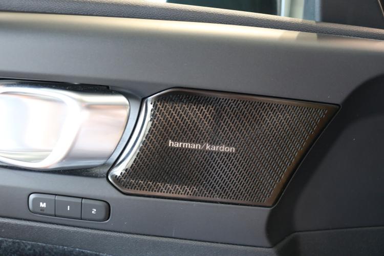 XC40 B4 Benzin Mild Hybrid AWD Momentum Geartronic