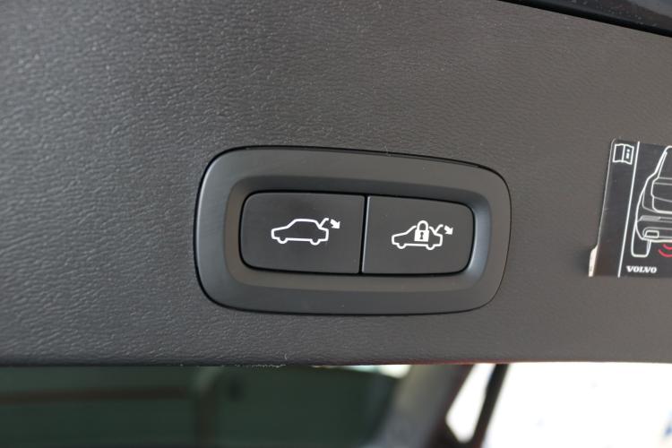 XC40 B4 Benzin Mild Hybrid AWD Momentum Geartronic